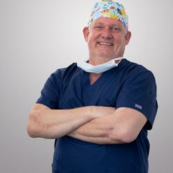 Dentiste spécialisé en implantologie, certifié « Gold » pour la technique All-on-4®