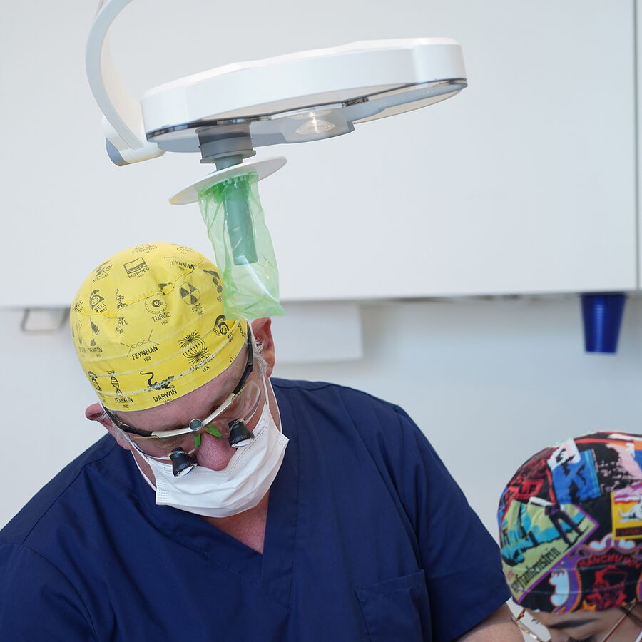 TRIANGO 80 Operationsleuchte im Einsatz bei einer dentalmedizinischen Behandlung.