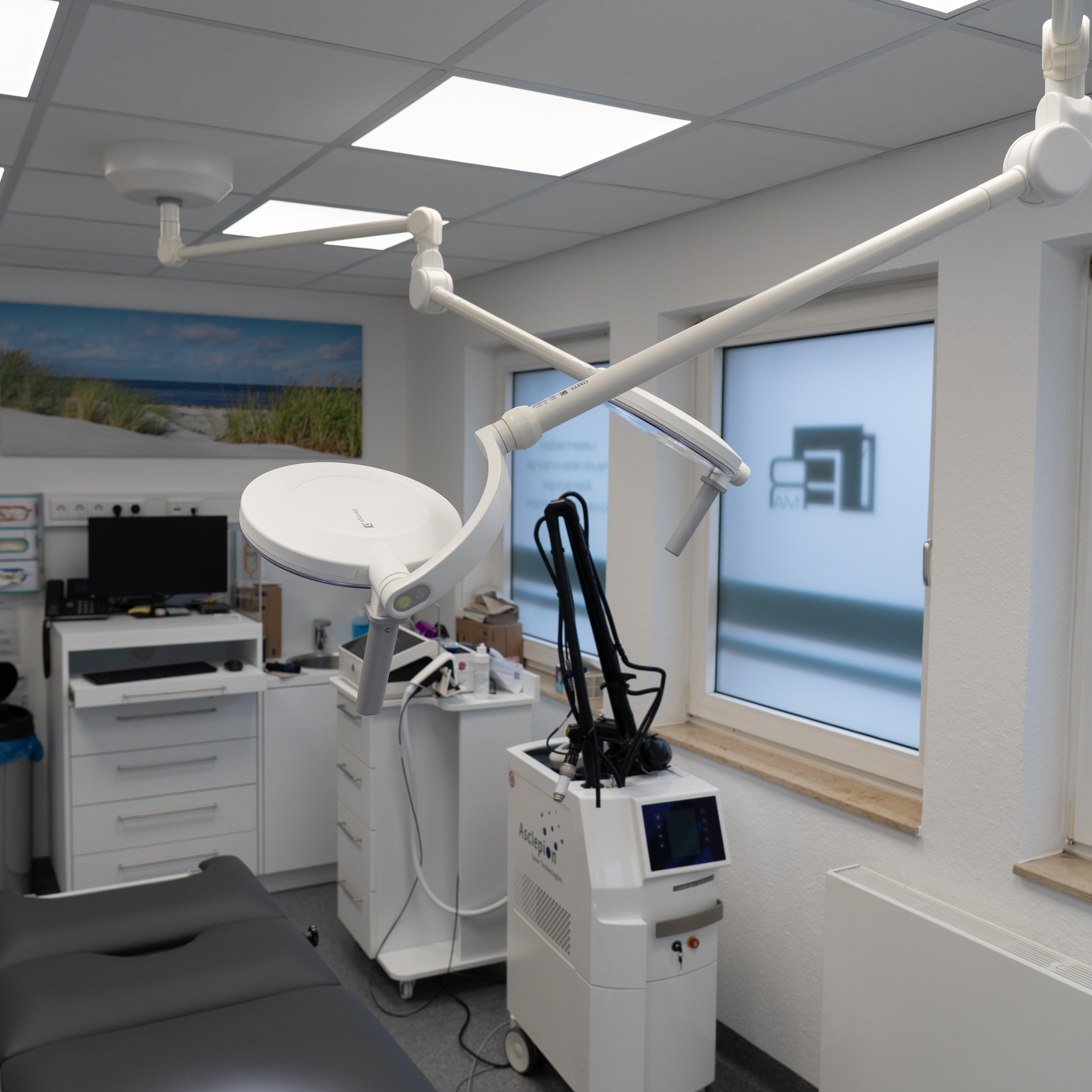 Dermatologische Praxis MVZ Maderma mit TRIANGO 60 Leuchte für gleichmäßige und präzise Ausleuchtung bei Behandlungen