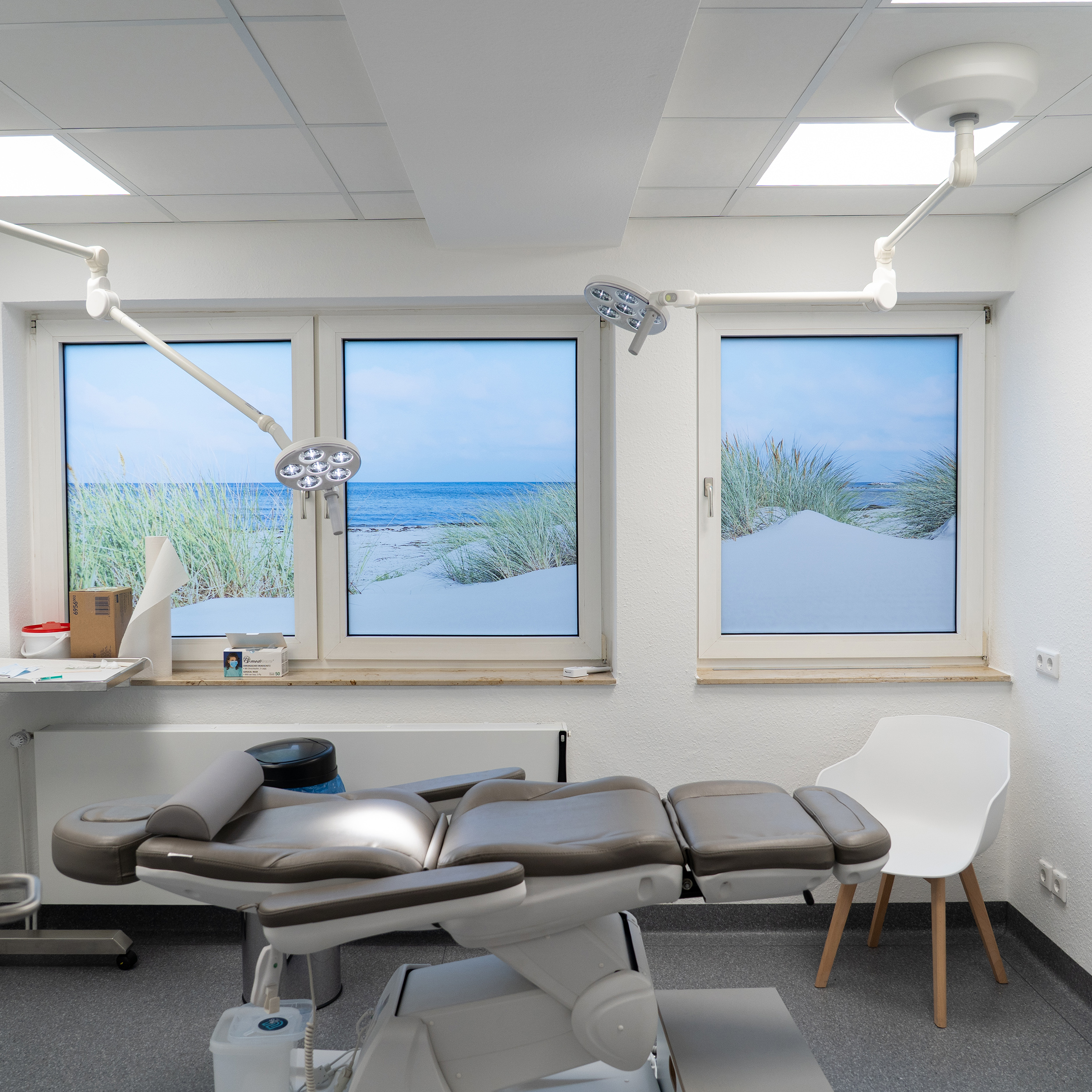 Dermatologische Praxis MVZ Maderma mit TRIANGO 60 Leuchte für gleichmäßige und präzise Ausleuchtung bei Behandlungen