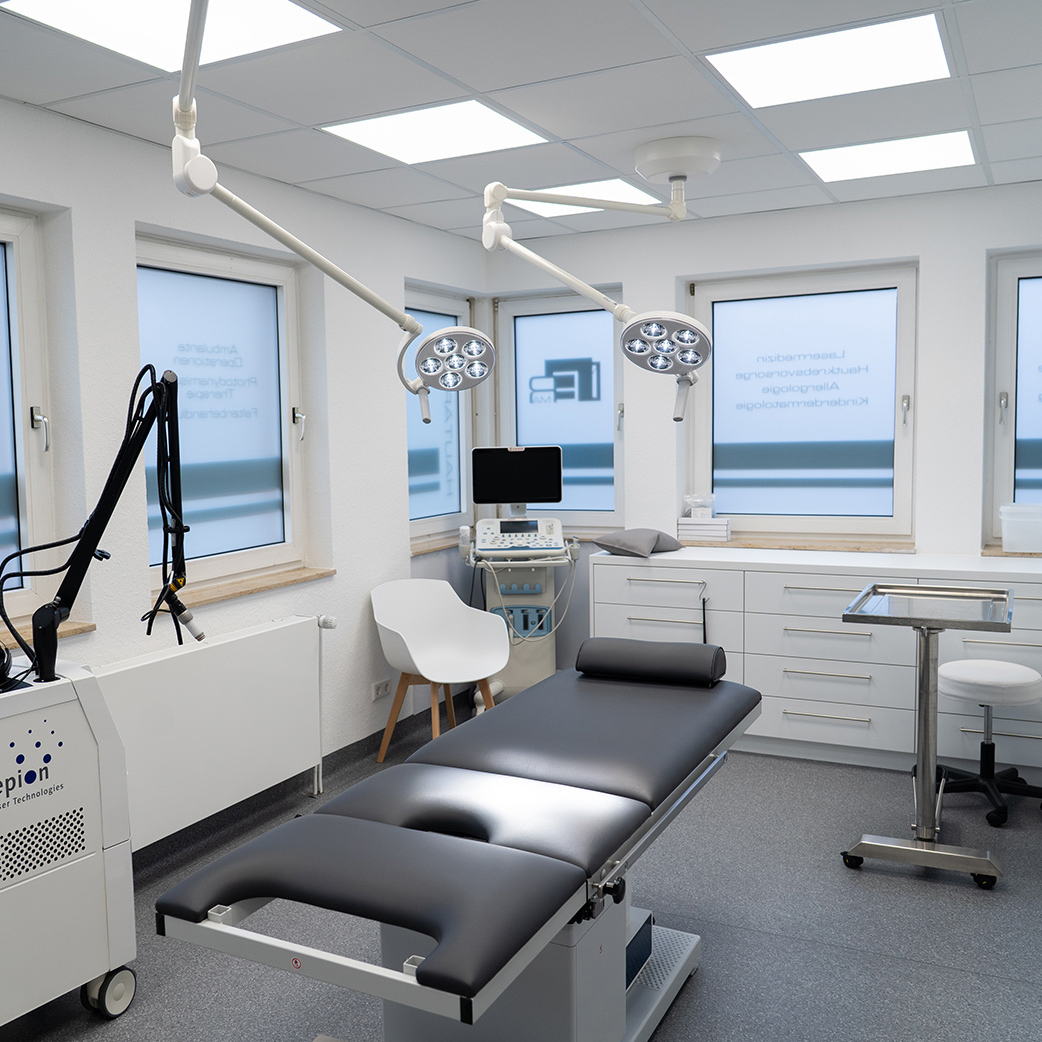 Dermatologische Praxis MVZ Maderma mit TRIANGO 60 Leuchte für gleichmäßige und präzise Ausleuchtung bei Behandlungen