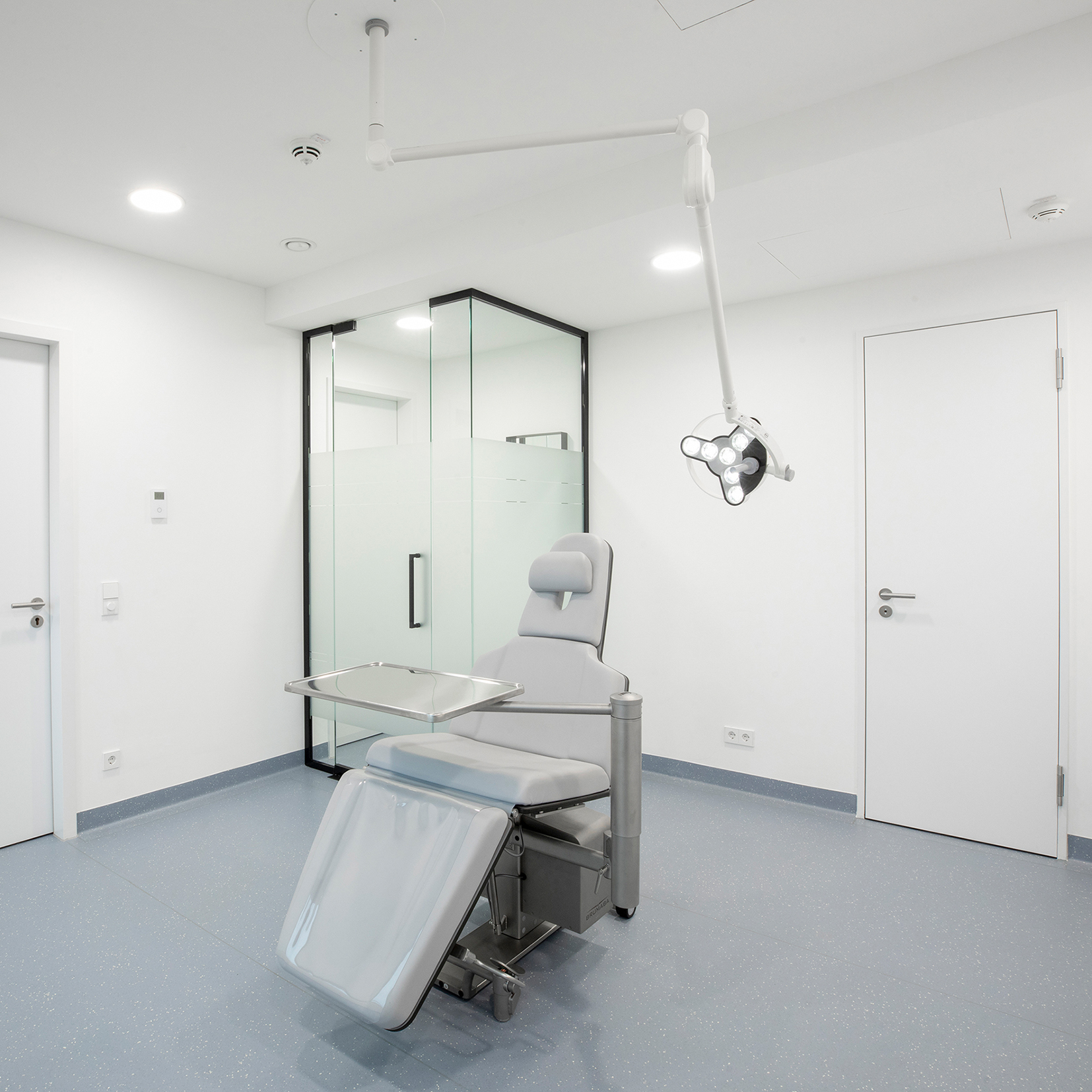 Behandlung in der Praxis Dr. Hager mit TRIANGO 80 OP-Leuchte für präzise und gleichmäßige Ausleuchtung bei ästhetischen Eingriffen