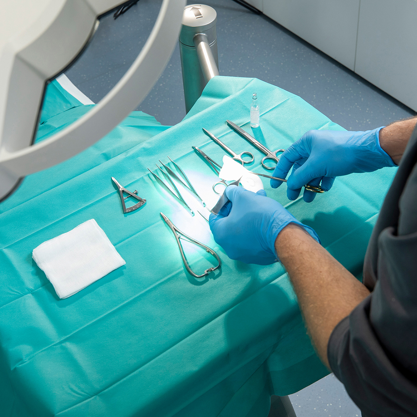 Behandlung in der Praxis Dr. Hager mit TRIANGO 80 OP-Leuchte für präzise und gleichmäßige Ausleuchtung bei ästhetischen Eingriffen
