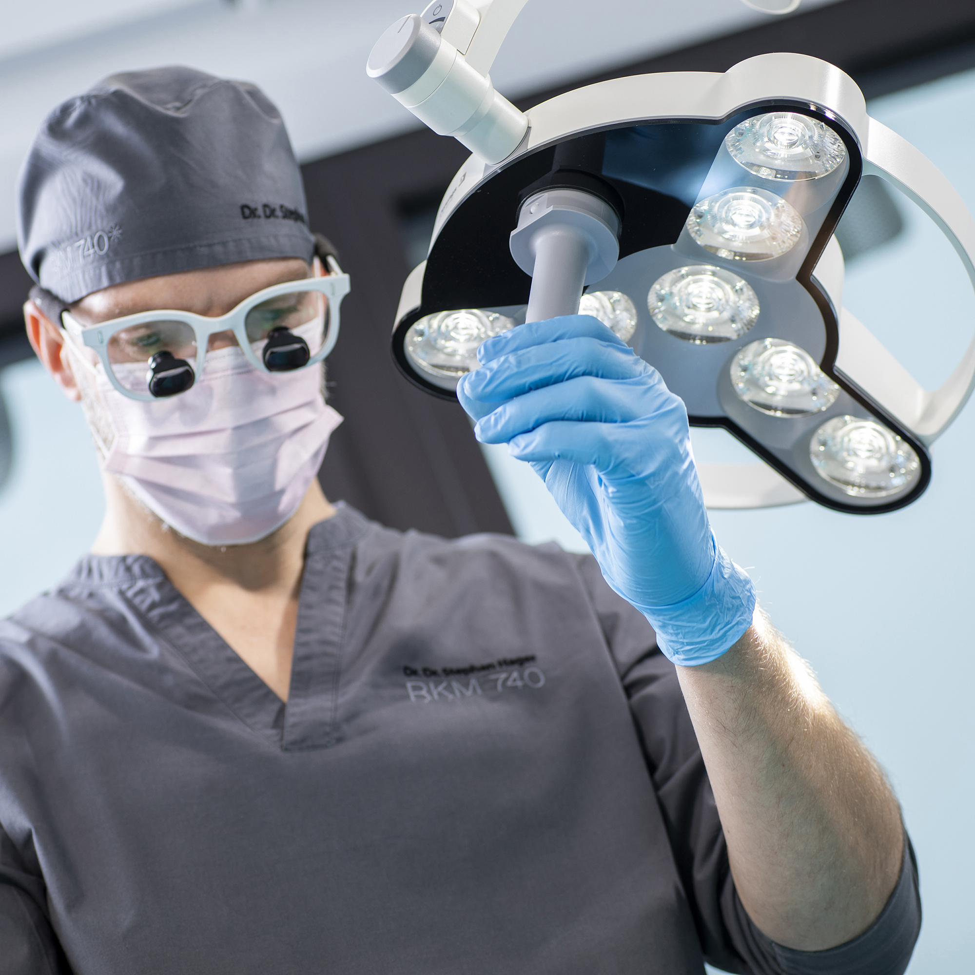 Behandlung in der Praxis Dr. Hager mit TRIANGO 80 OP-Leuchte für präzise und gleichmäßige Ausleuchtung bei ästhetischen Eingriffen